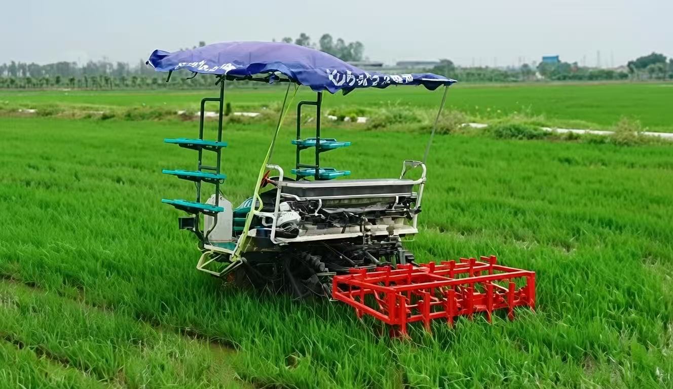 对行除草施肥机器人实物展示图